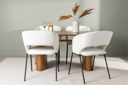 table de salle à manger design couleur bois naturel et chaises tendances